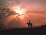 Cowboy At Sunset Lámina fotográfica por Mick Roessler Cowboy At Sunset Lámina fotográfica por Mick Roessler