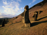 Statues de l'île de Pâques, Chili Photographie par Walter Bibikow