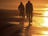 Couple Biking Toward Sunset, Monterey, CA Photographie par Hal Gage