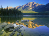 Kevin Law - Pyramid Mt. at Sunrise, Canada - Fotografik Baskı