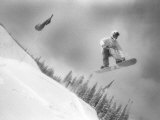 Snowboarders Airborne Lámina fotográfica por Bob Winsett