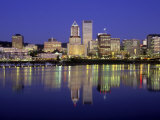 Skyline of Portland Oregon at Night Lámina fotográfica por Fogstock Llc Skyline of Portland Oregon at Night Lámina fotográfica por Fogstock Llc
