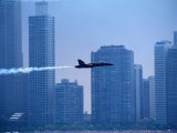 Blue Angels Jet During Chicago Water and Air Show Lámina fotográfica por Sandy Ostroff