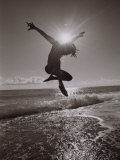 Silhouette of Dancer Jumping Over Atlantic Ocean Fotografisk tryk af Robin Hill Silhouette of Dancer Jumping Over Atlantic Ocean Fotografisk tryk af Robin Hill