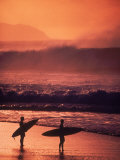 Surfers at Sunset, Oahu, Hawaii Lámina fotográfica por Bill Romerhaus Surfers at Sunset, Oahu, Hawaii Lámina fotográfica por Bill Romerhaus