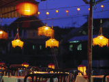 Marisquería con farolillos encendidos (Vietnam) Lámina fotográfica por Walter Bibikow