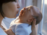 Mère embrassant son bébé Photographie par Henryk T. Kaiser