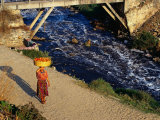 Walking Home from Market, Zunil, Guatemala Photographie par Sandy Ostroff