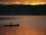 Man Fishing on Lake, Quetico Provincial Park Photographie par Wiley & Wales 