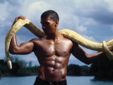 A Man Holding a Yellow Python Lámina fotográfica por Peter Langone A Man Holding a Yellow Python Lámina fotográfica por Peter Langone