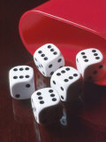 Close Up of Five Dice and Shaker Lámina fotográfica por Fogstock Llc Close Up of Five Dice and Shaker Lámina fotográfica por Fogstock Llc