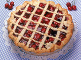 Cherry pie on checkered cloth Lámina fotográfica por Katie Deits