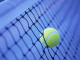 Tennis Ball in Net Photographie par Henryk T. Kaiser