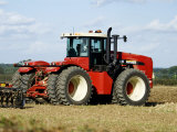 Martin Page - 4 Wheel Drive Tractor Pulling a Disc Harrow, Cotswolds, England - Fotografik Baskı Martin Page - 4 Wheel Drive Tractor Pulling a Disc Harrow, Cotswolds, England - Fotografik Baskı