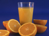 Eunice Harris - Glass of Juice and Oranges Fotografická reprodukce Eunice Harris - Glass of Juice and Oranges Fotografická reprodukce