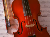 Violin and bow on Sheet Music Lámina fotográfica por Henryk T. Kaiser Violin and bow on Sheet Music Lámina fotográfica por Henryk T. Kaiser