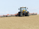 Tractor Rolling a Recently Ploughed Field Near Moreton-In-Marsh, England Fotografisk tryk af Martin Page
