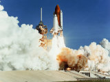 Space Shuttle Lifting off Launch Pad Lámina fotográfica