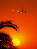 Avion volant au soleil levant Photographie par Peter Walton