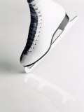 Black and White Image of Figure Skater's Skate Lámina fotográfica por Howard Sokol Black and White Image of Figure Skater's Skate Lámina fotográfica por Howard Sokol