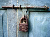 Close View of an Old Padlock Fotografisk tryk af Paul Chesley Close View of an Old Padlock Fotografisk tryk af Paul Chesley