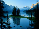 Vue pittoresque du lac entouré de sapins et de montagnes enneigées Photographie par Raymond Gehman