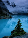 Vue du lac Moraine avec les nuages bas d'un côté Photographie par Raymond Gehman