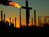 Un crucifix se profile sur les cheminées de la raffinerie Photographie par Sam Kittner