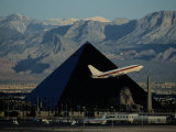 Un jet devant le Luxor Hotel, la quatrième plus grande pyramide au monde Photographie par Maria Stenzel