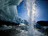 Spruzzo d'acqua su lastra di ghiaccio, Wolf Creek Stampa fotografica di Raymond Gehman Spruzzo d'acqua su lastra di ghiaccio, Wolf Creek Stampa fotografica di Raymond Gehman