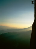 Rock climber Mike Ayon falls from the 90 degree face of a mountain wall Photographie par Barry Tessman