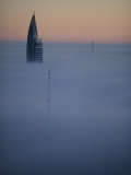 La brume matinale obscurcit tout sauf le sommet d'un gratte-ciel à Montevideo Photographie par Pablo Corral Vega
