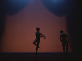 A Silhouetted Ballet Dancer Performs on Stage Photographie par Jodi Cobb