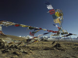 Prayer Flags Blow in the Wind Atop a High Pass on a Tibetan Plateau Photographie par Gordon Wiltsie