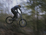 A Boy Flies Through the Air on His Mountain Bike Photographie par Roy Gumpel