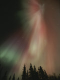 L'aurore boréale illumine le ciel au-dessus de Nahanni National Park Photographie par Paul Nicklen