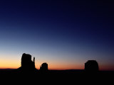 Sunrise over the Mitten Buttes in Monument Valley 写真プリント - マイケル・ニコルズ Sunrise over the Mitten Buttes in Monument Valley 写真プリント - マイケル・ニコルズ
