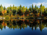 Reflet du feuillage automnal dans un lac canadien Photographie par Raymond Gehman