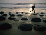 Jogger on a Stony Beach Fotografie-Druck von Randy Olson