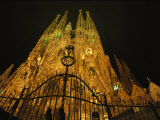 A Night View of Gaudis Temple Expiatori De La Sagrada Familia Lámina fotográfica por Michael Melford A Night View of Gaudis Temple Expiatori De La Sagrada Familia Lámina fotográfica por Michael Melford