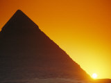 Sun Sets Behind Khufus Great Pyramid at Giza, Khufu is Also Known as Cheops Lámina fotográfica por Mark Cosslett