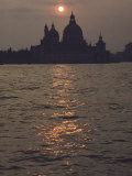The Low Sun Silhouettes Santa Maria Della Salute Church Photographie par Steve Winter