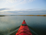 Sea-Kayak Bow Parts the Rippled Water of the Blackwater River Photographie par Skip Brown