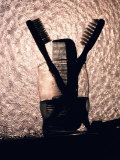 A comb and two toothbrushes on a bathroom windowsill 写真プリント - バレンティーニ・セント・ジョン