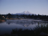 A Lumber Mill with Mount Shasta in the Background Lámina fotográfica por Joseph Baylor Roberts A Lumber Mill with Mount Shasta in the Background Lámina fotográfica por Joseph Baylor Roberts