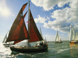 Red-Sailed Sailboat and Others in a Race on the Chesapeake Bay Photographie par Skip Brown