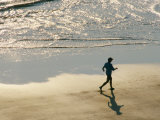 A Jogger Runs Along the Beach Photographie par Joel Sartore