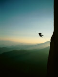 Rock climber Mike Ayon falls from the 90 degree face of a mountain wall Photographie par Barry Tessman