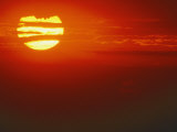 Ciel rouge au soleil couchant Photographie par Kenneth Garrett