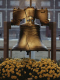 Close View of the Liberty Bell, and Flowers Beneath It Lámina fotográfica por Kenneth Garrett Close View of the Liberty Bell, and Flowers Beneath It Lámina fotográfica por Kenneth Garrett